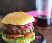 Burger mit roten Zwiebeln