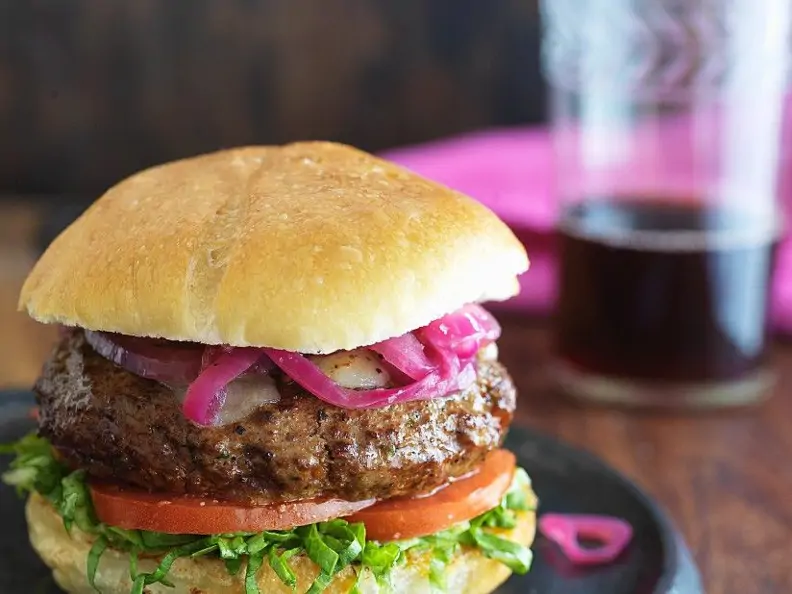 Burger mit roten Zwiebeln