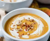 Cremige Kürbissuppe mit Nüssen