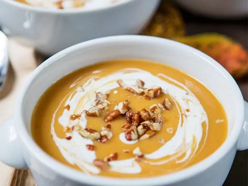 Cremige Kürbissuppe mit Nüssen