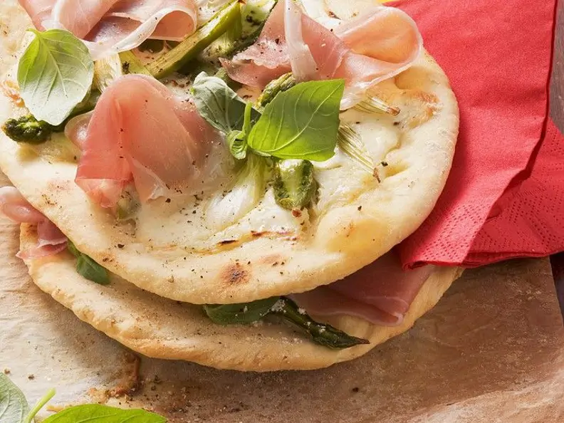 Spargel-Flammkuchen