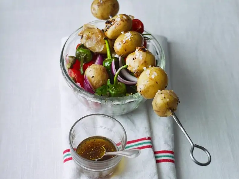 Salat mit Kartoffelspieß