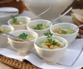 Erbsencremesuppe mit Räucherfisch