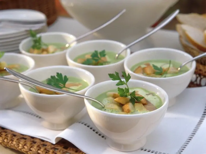 Erbsencremesuppe mit Räucherfisch