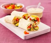 Mit Hummus und Gemüse gefüllte Wraps