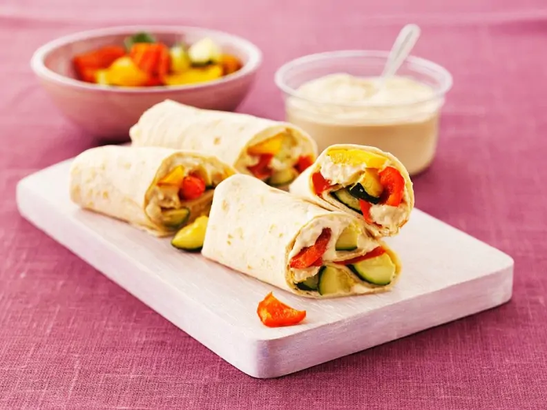 Mit Hummus und Gemüse gefüllte Wraps