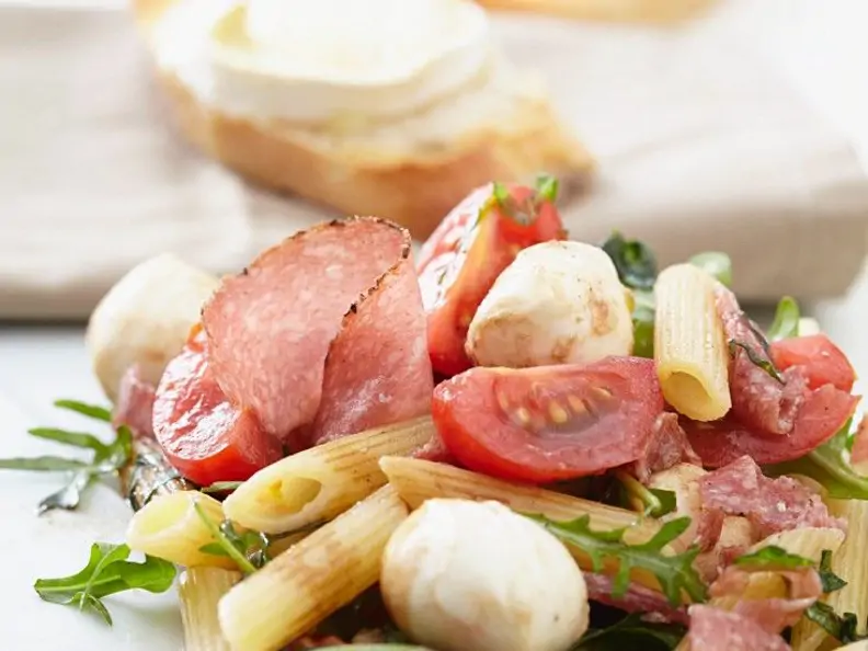 Mediterraner Nudelsalat
