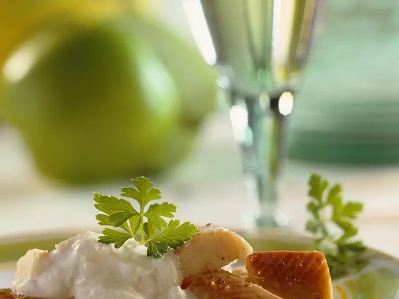 Räucherforelle mit cremiger Sauce