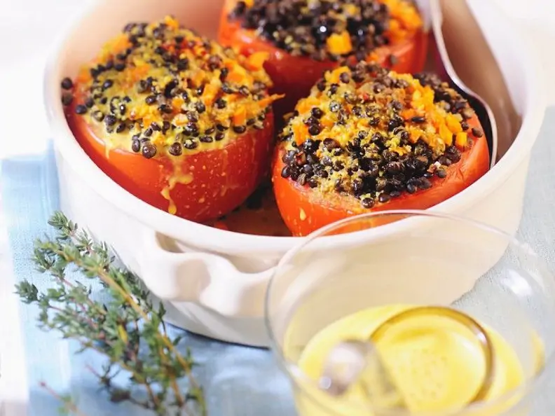 Tomaten mit Linsenfüllung