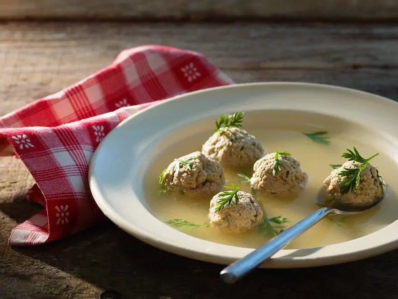 Fleischbrühe mit Kalbsbällchen