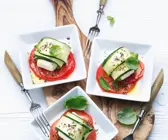 Zucchini-Käseröllchen mit Tomaten
