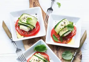 Zucchini-Käseröllchen mit Tomaten