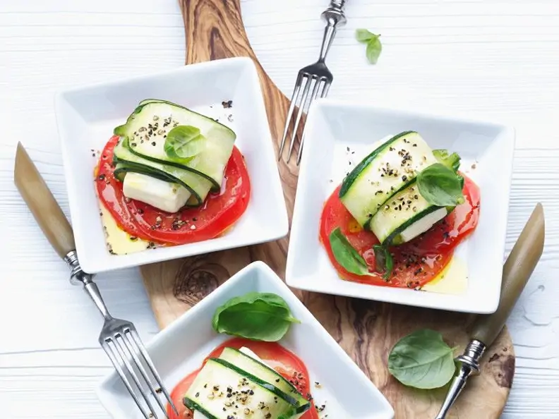 Zucchini-Käseröllchen mit Tomaten