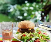 Burger mit buntem Salat