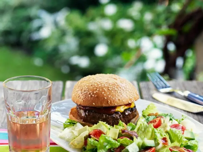 Burger mit buntem Salat
