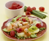 Kartoffelsalat mit Fisch und Himbeeren