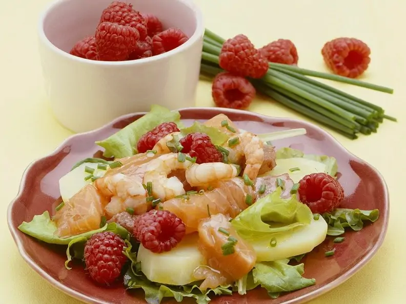 Kartoffelsalat mit Fisch und Himbeeren