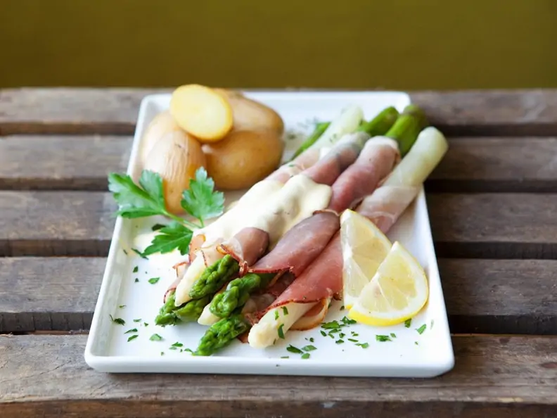 Spargel mit Schinken und Sauce Hollandaise