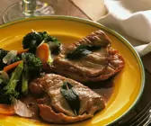 Karotten-Brokkoli-Gemüse mit gebratenem Kalbsschnitzel