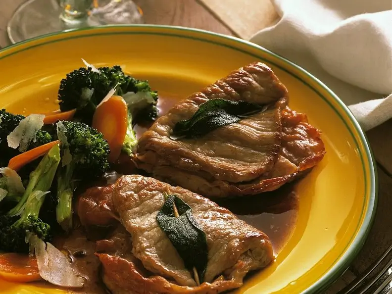 Karotten-Brokkoli-Gemüse mit gebratenem Kalbsschnitzel
