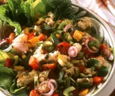 Bunter Brot-Salat mit Gemüse