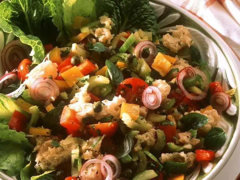Bunter Brot-Salat mit Gemüse