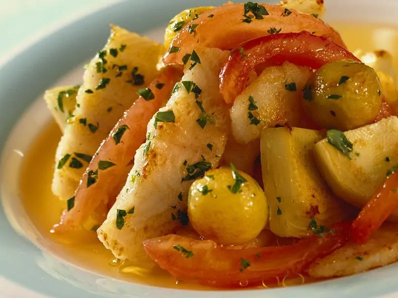 Artischockenböden mit Seezunge und Tomaten