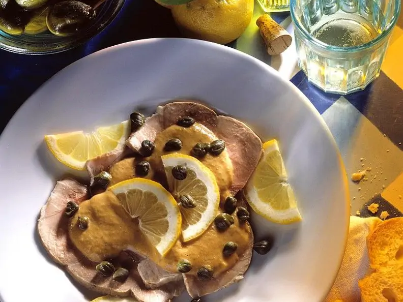 Kalbfleisch-Bratenscheiben mit Thunfischcreme