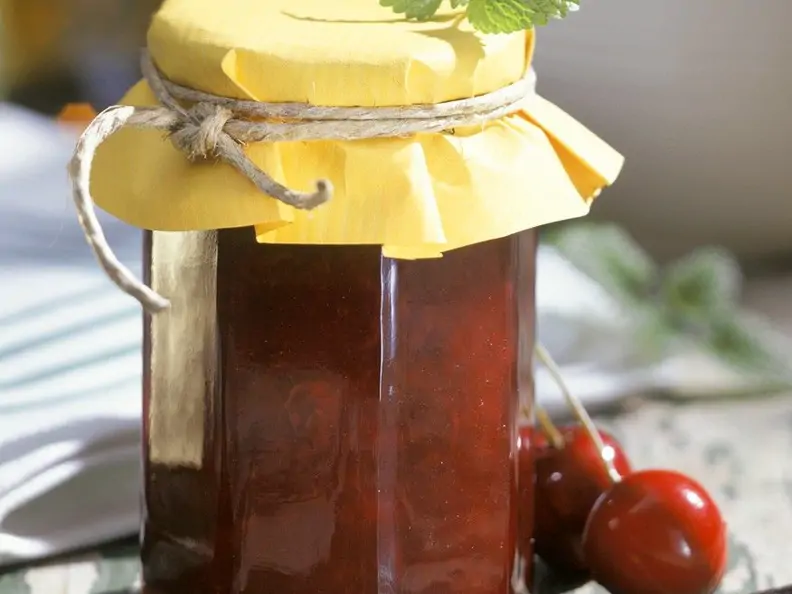 Kirschkonfitüre mit Cassislikör