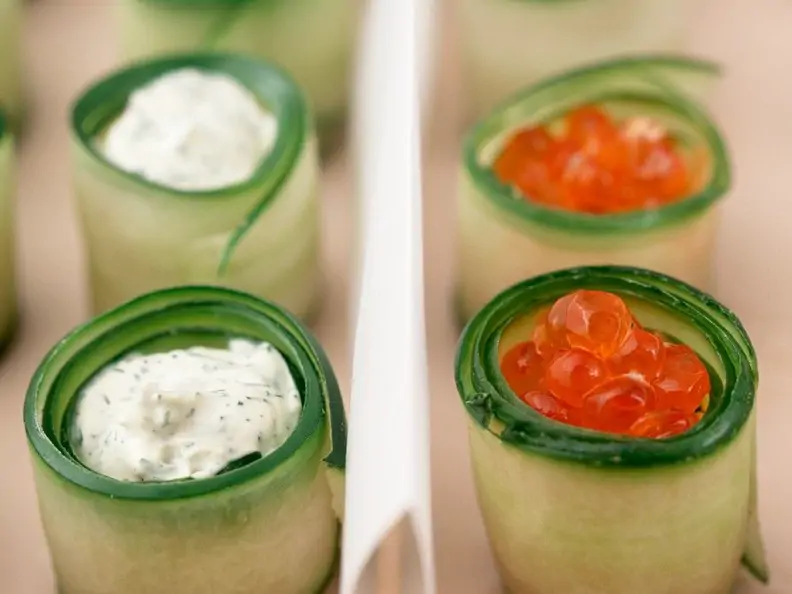 Gerollte gefüllte Zucchinihäppchen