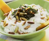 Gorgonzola-Bärlauch-Creme mit Pinienkernen