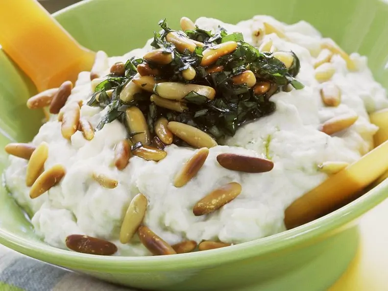 Gorgonzola-Bärlauch-Creme mit Pinienkernen