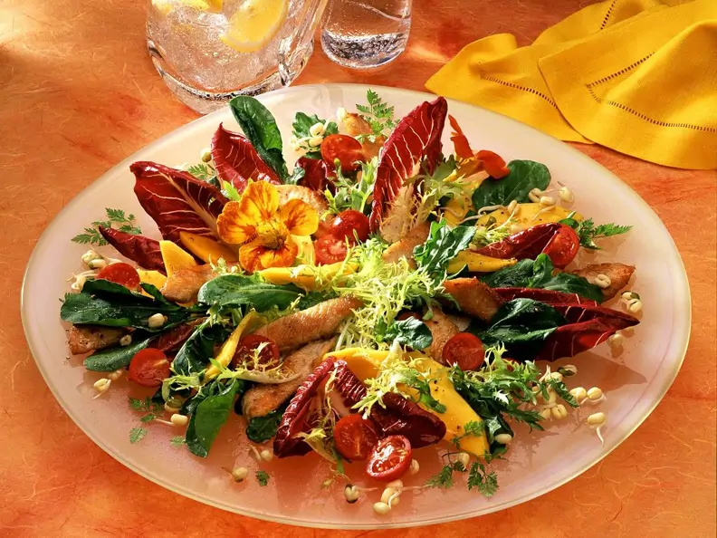 Bunter Salat mit Pute und Mango