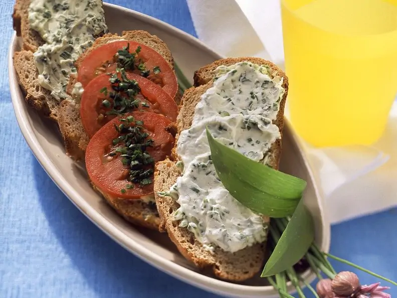 Bärlauch-Quark und Tomaten auf Brotschreiben