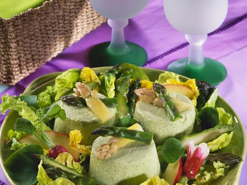 Spargel-Sahne-Gelee mit Frühlingssalat