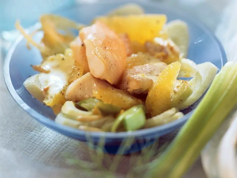 Orangen-Fisch-Pfanne mit Fenchel und Pinienkernen