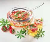 Erdbeer-Bowle mit Waldmeister