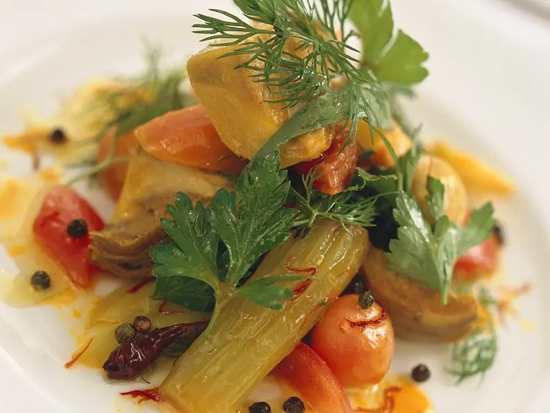 Artischocken-Gemüsesalat