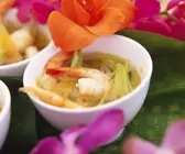 Gemüsesuppe mit Ingwer und Shrimps