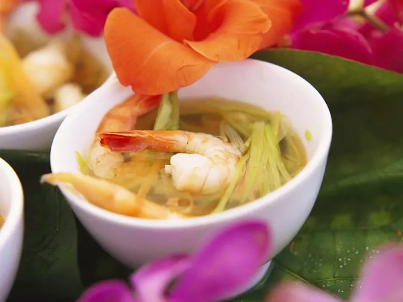 Gemüsesuppe mit Ingwer und Shrimps