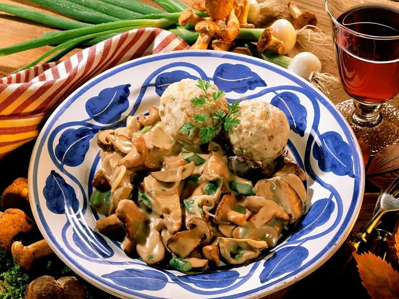 Pilzrahmsauce mit Klößen