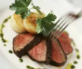 Gebratenes Rehfilet mit Jakobsmuscheln
