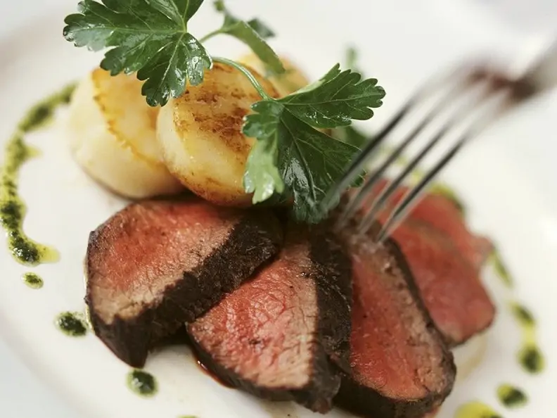 Gebratenes Rehfilet mit Jakobsmuscheln