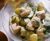 Kartoffel-Gurkensalat mit Lachs