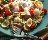 Nudelsalat mit Gemüse und Thunfisch