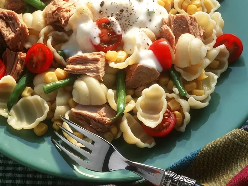 Nudelsalat mit Gemüse und Thunfisch