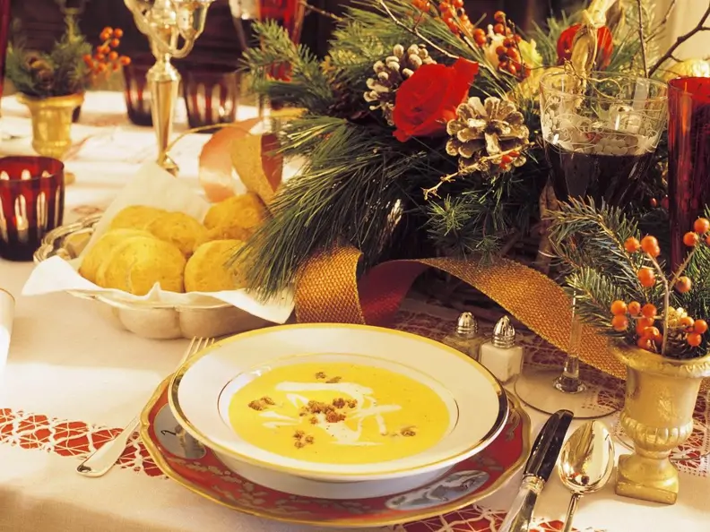 Würzige Kürbiscremesuppe mit Sahne und Croutons