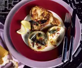 In Salbei-Chili-Butter gebratenens Kotelett mit Artischocken