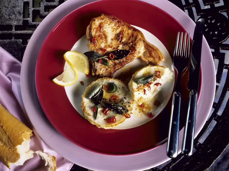 In Salbei-Chili-Butter gebratenens Kotelett mit Artischocken