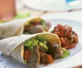 Bratwurst-Wrap mit Avocado